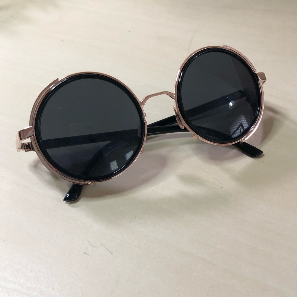 Women’s Round Framed Tinted Sunglasses Gold Trim